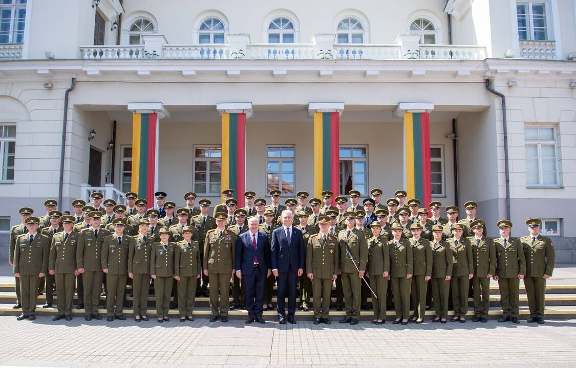 Prezidentas dalyvauja pirmojo karininko laipsnio suteikimo ceremonijoje
