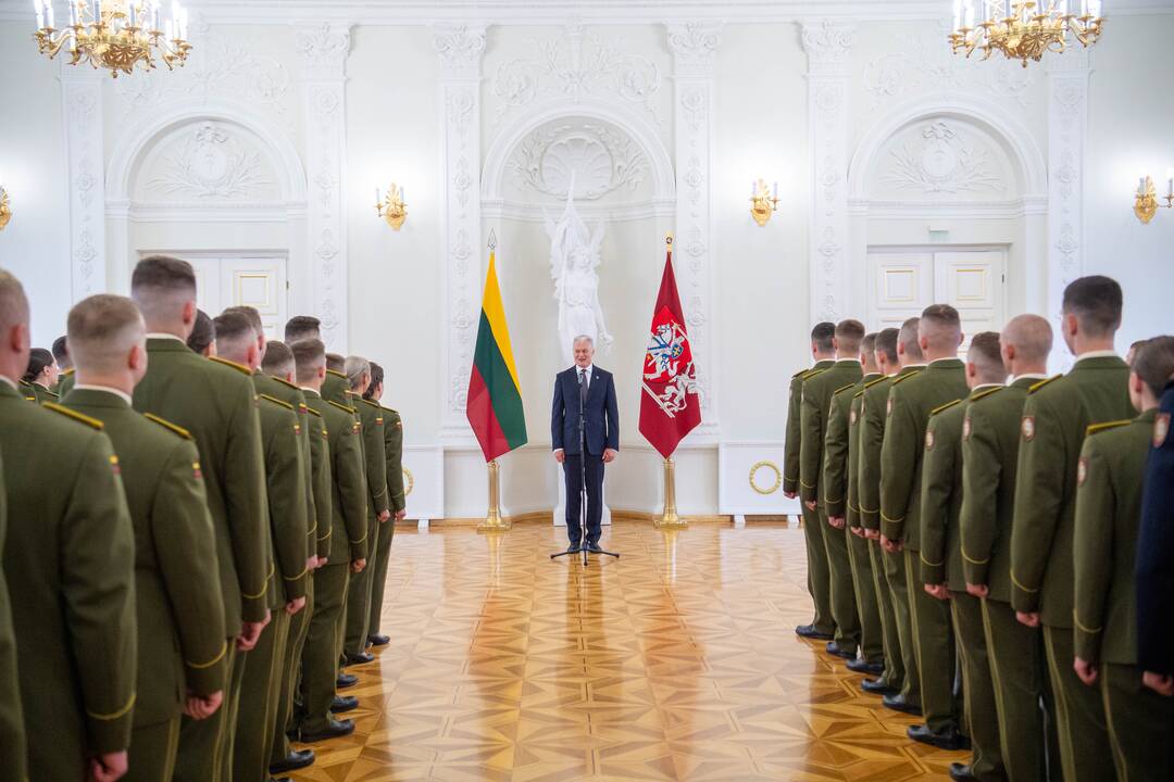 Prezidentas dalyvauja pirmojo karininko laipsnio suteikimo ceremonijoje