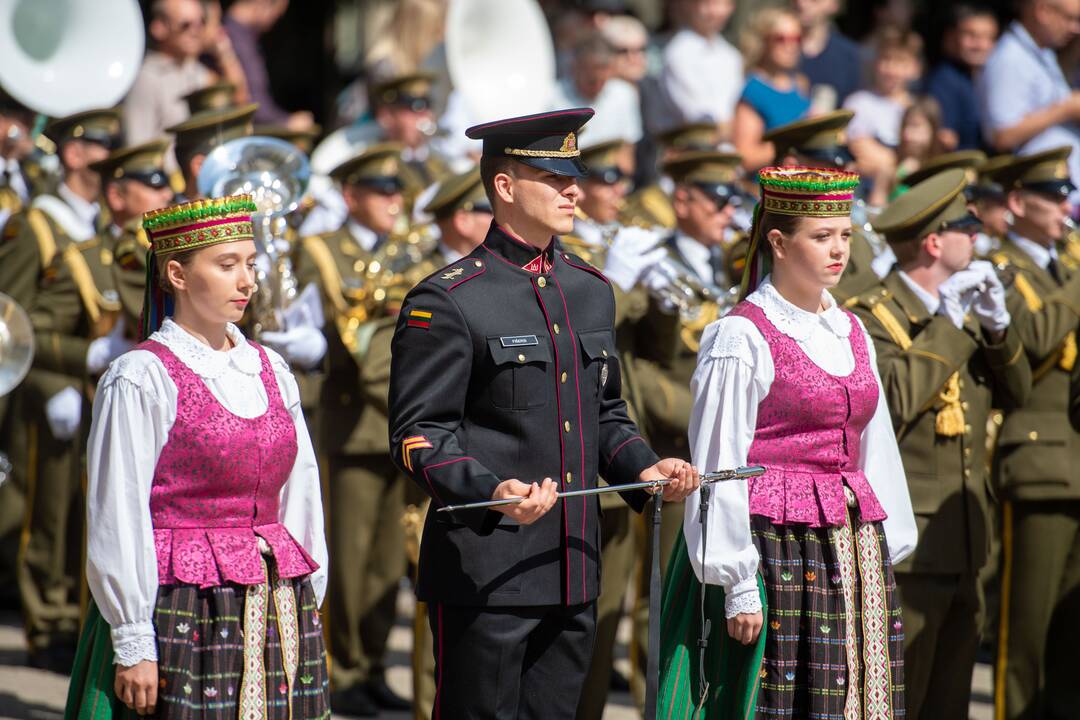 Prezidentas dalyvauja pirmojo karininko laipsnio suteikimo ceremonijoje