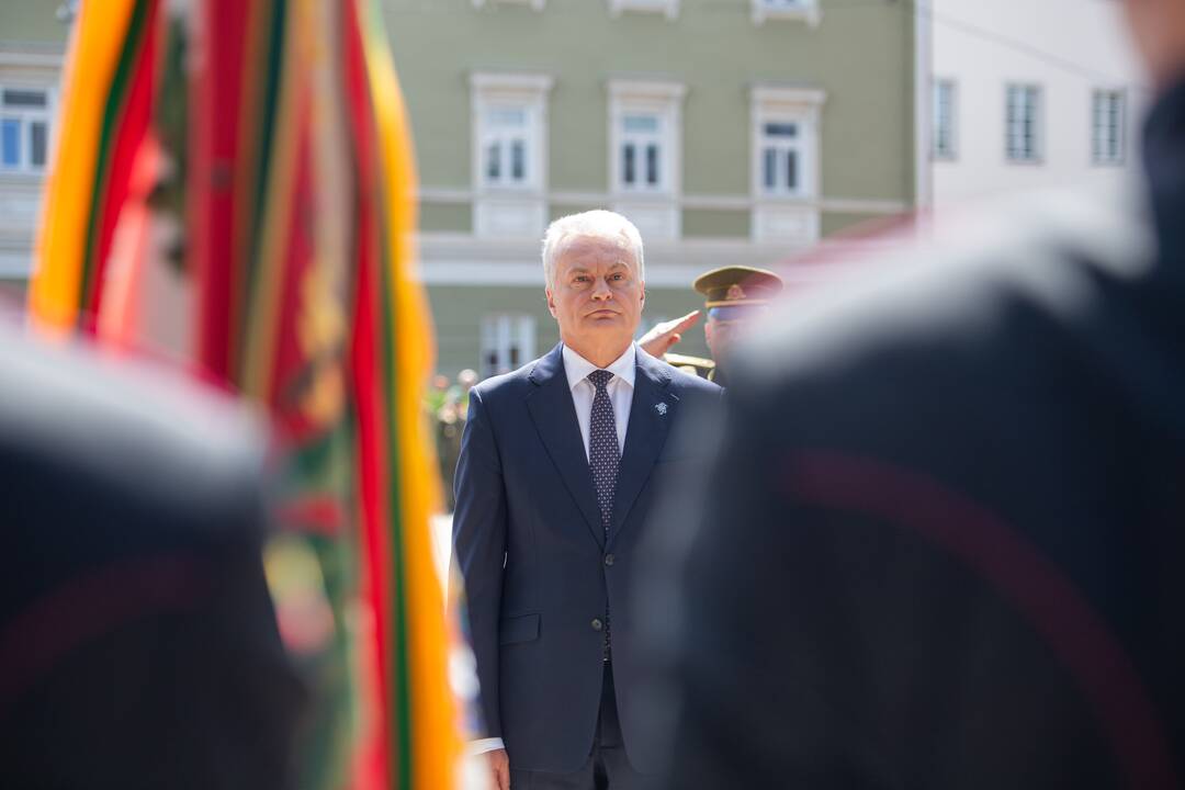 Prezidentas dalyvauja pirmojo karininko laipsnio suteikimo ceremonijoje