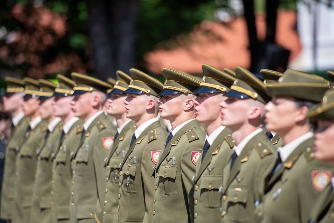 Prezidentas dalyvauja pirmojo karininko laipsnio suteikimo ceremonijoje