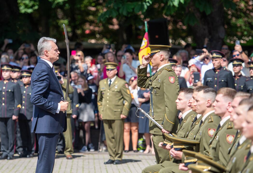 Prezidentas dalyvauja pirmojo karininko laipsnio suteikimo ceremonijoje