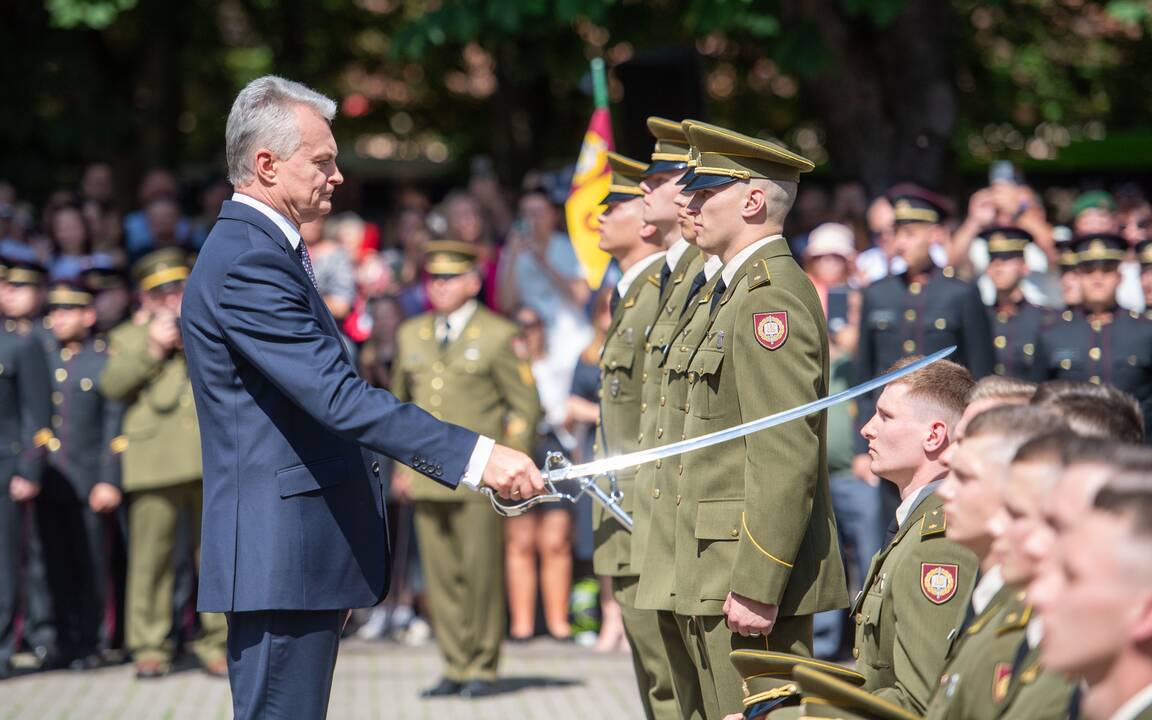 Prezidentas dalyvauja pirmojo karininko laipsnio suteikimo ceremonijoje