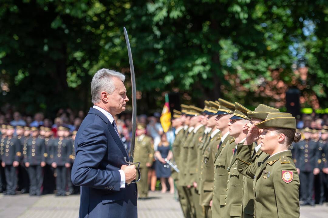 Prezidentas dalyvauja pirmojo karininko laipsnio suteikimo ceremonijoje