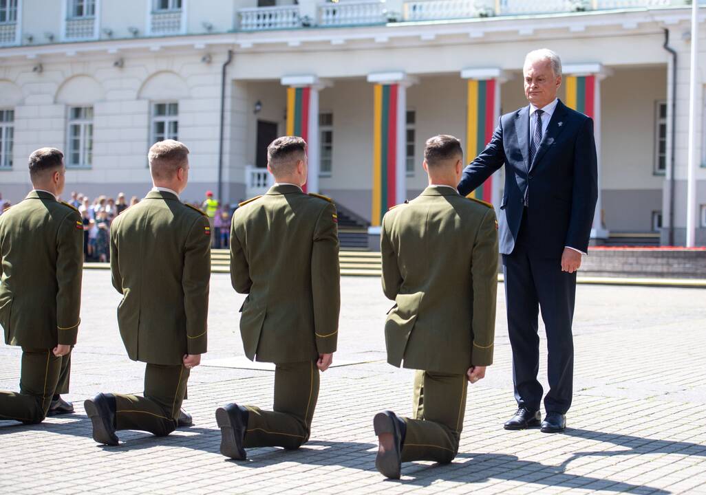 Prezidentas dalyvauja pirmojo karininko laipsnio suteikimo ceremonijoje