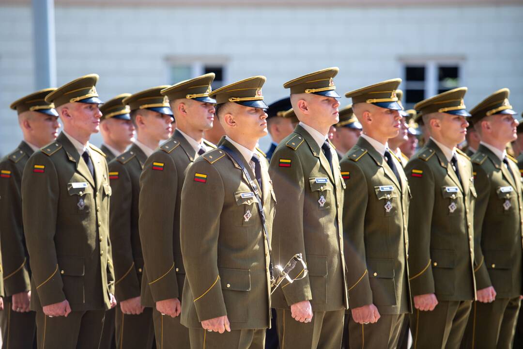 Prezidentas dalyvauja pirmojo karininko laipsnio suteikimo ceremonijoje