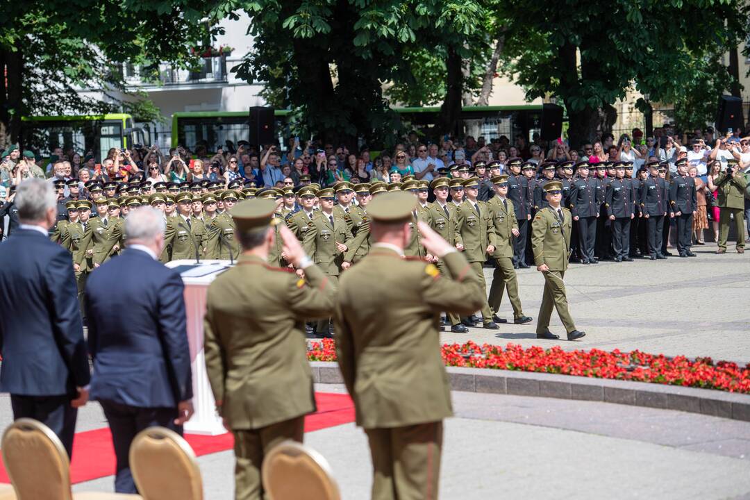 Prezidentas dalyvauja pirmojo karininko laipsnio suteikimo ceremonijoje