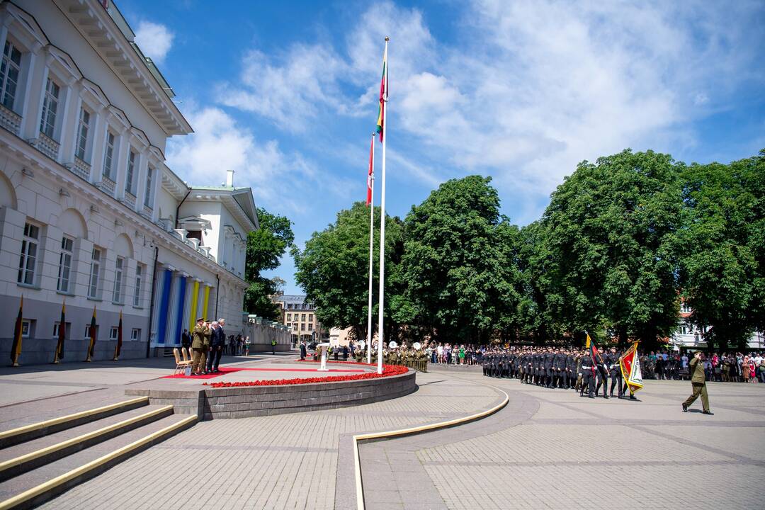 Prezidentas dalyvauja pirmojo karininko laipsnio suteikimo ceremonijoje