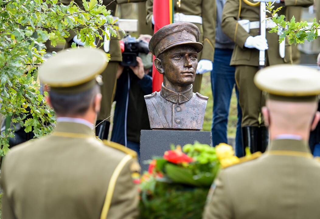 Atidengtas paminklas A. Ramanauskui-Vanagui
