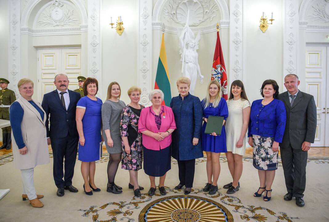 Prezidentė apdovanojo daugiavaikes motinas