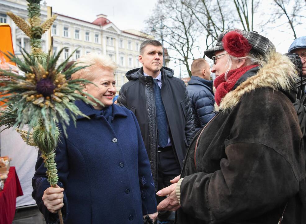 Prezidentė Kaziuko mugėje susiviliojo riestainiais
