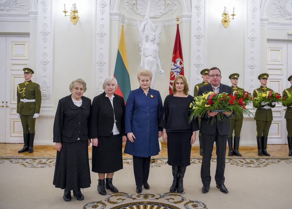 Prezidentė pagerbė signatarų atminimą