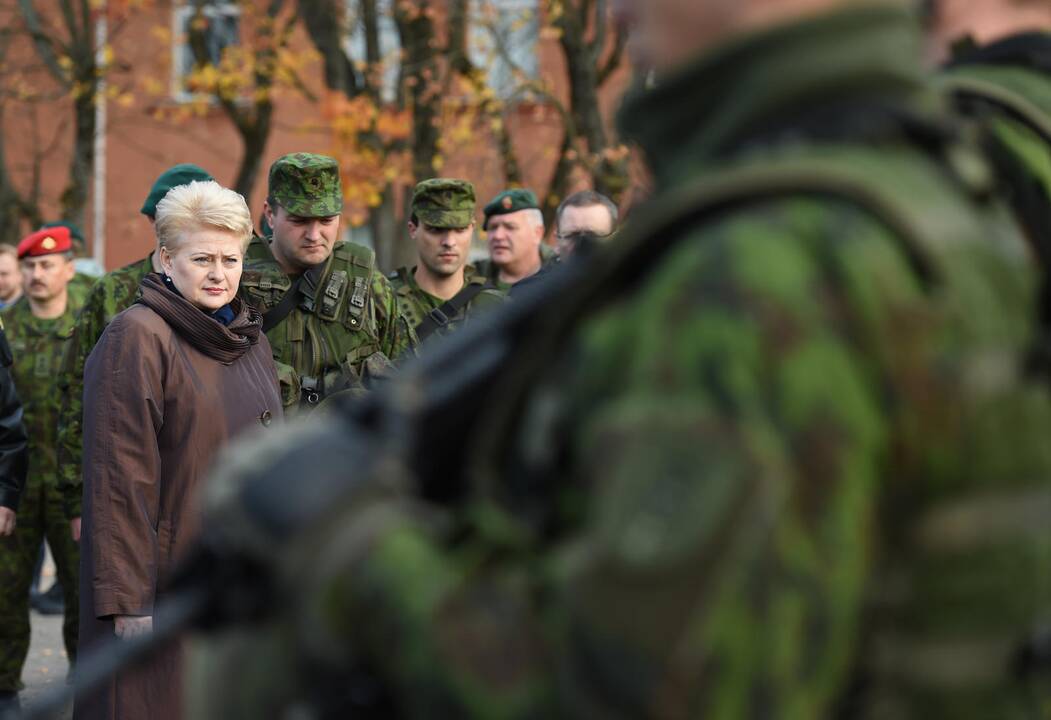 Prezidentė aplankė Alytuje tarnaujančius karius