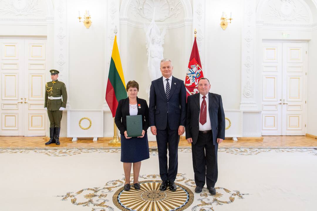 Prezidentas įteikė apdovanojimus už nuopelnus motinystei ir globai