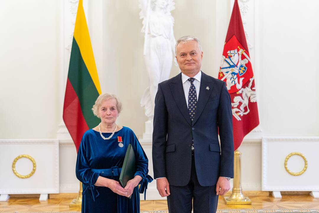 Prezidentas įteikė apdovanojimus už nuopelnus motinystei ir globai