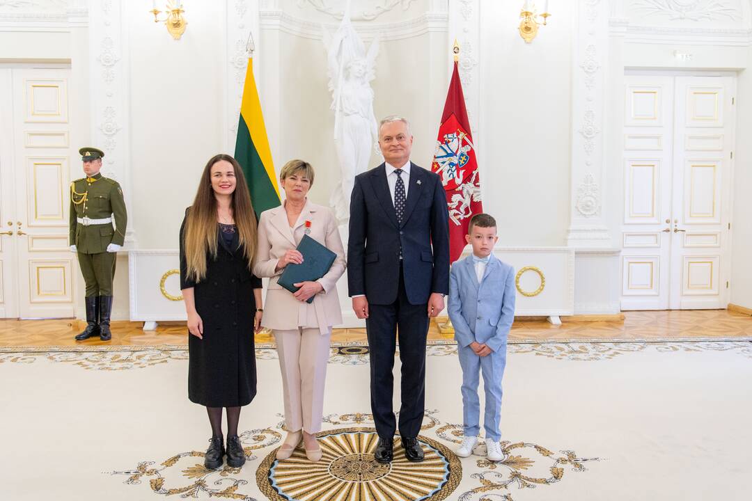 Prezidentas įteikė apdovanojimus už nuopelnus motinystei ir globai