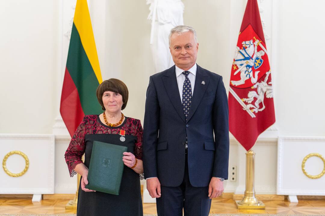 Prezidentas įteikė apdovanojimus už nuopelnus motinystei ir globai