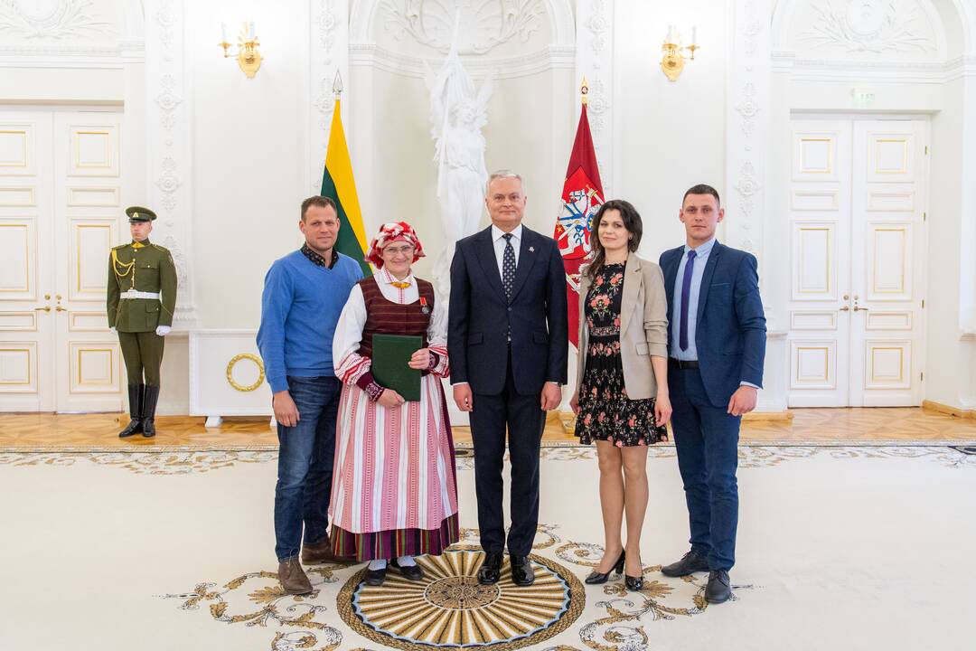 Prezidentas įteikė apdovanojimus už nuopelnus motinystei ir globai