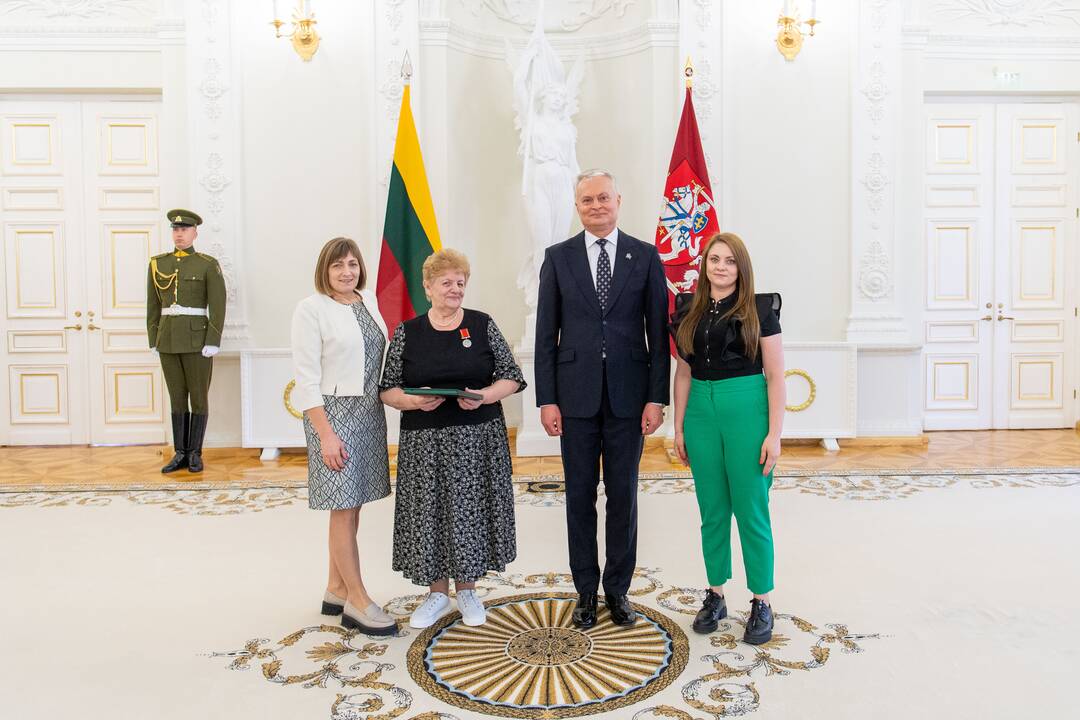 Prezidentas įteikė apdovanojimus už nuopelnus motinystei ir globai