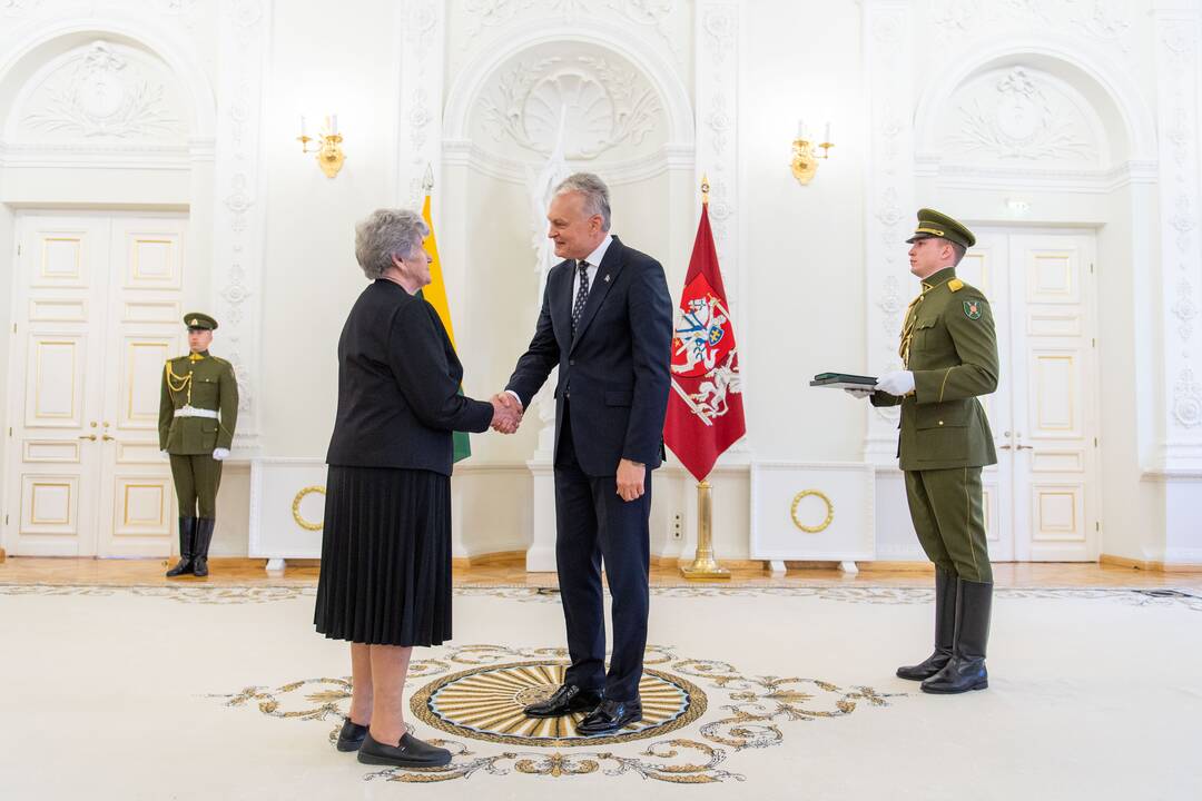 Prezidentas įteikė apdovanojimus už nuopelnus motinystei ir globai