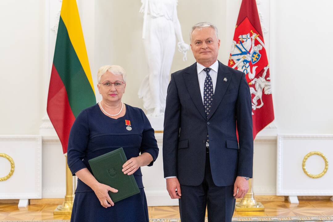 Prezidentas įteikė apdovanojimus už nuopelnus motinystei ir globai