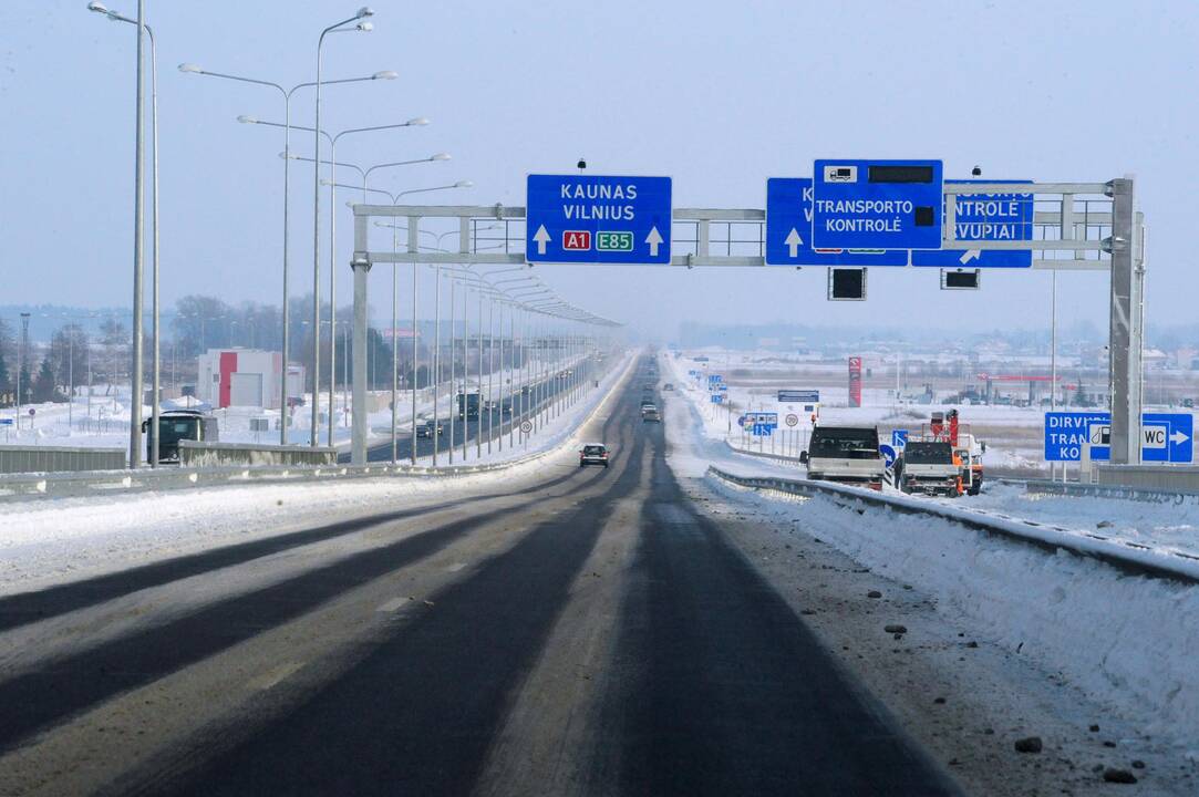 Magistraliniai keliai sausi, kai kurie rajoniniai keliai – slidūs