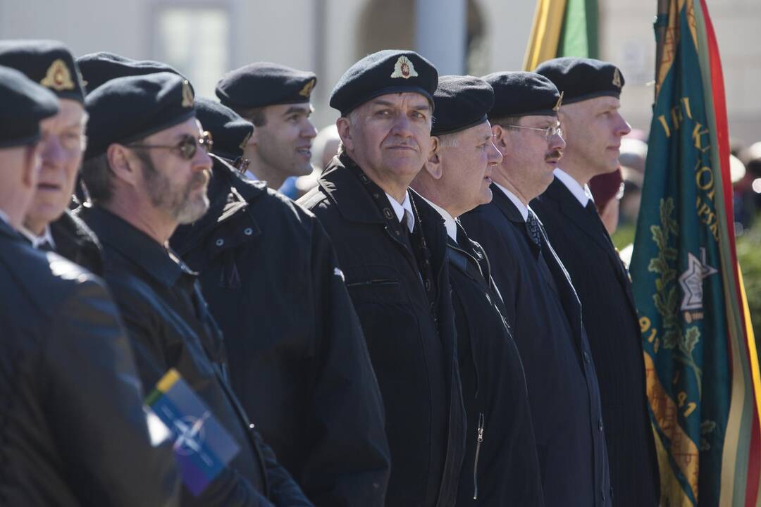 Vilniuje vyko iškilminga Lietuvos ir NATO vėliavų pakėlimo ceremonija