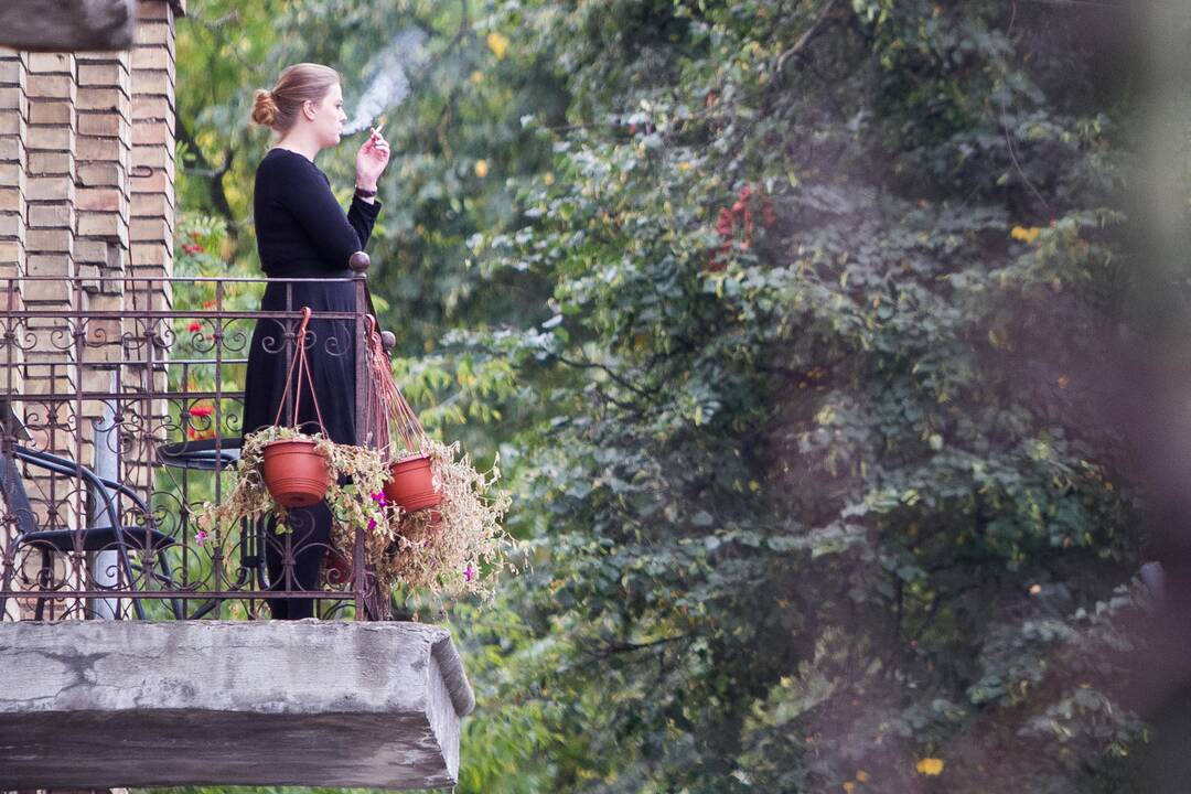 Parlamentarai neuždraudė daugiabučių gyventojams rūkyti balkonuose (atnaujinta)