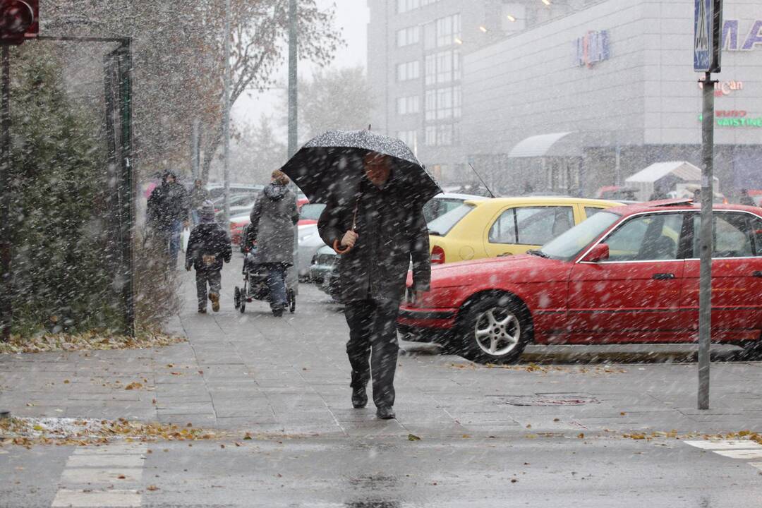 Naktį eismo sąlygas sunkins šlapdriba