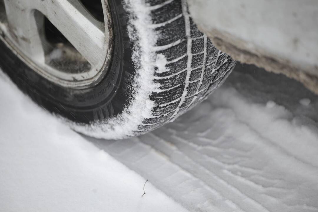 Naktį eismo sąlygas sunkins snygis