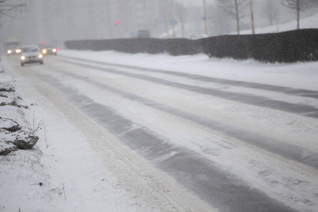 Eismo sąlygas Radviliškio ir Šilalės rajonuose sunkina pustymas