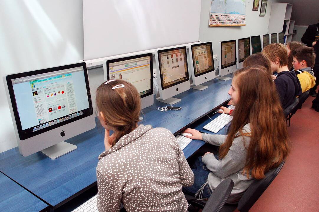 Naujovės mokyklose: informatika pradinukams, nuotolinės pamokos, daugiau padėjėjų