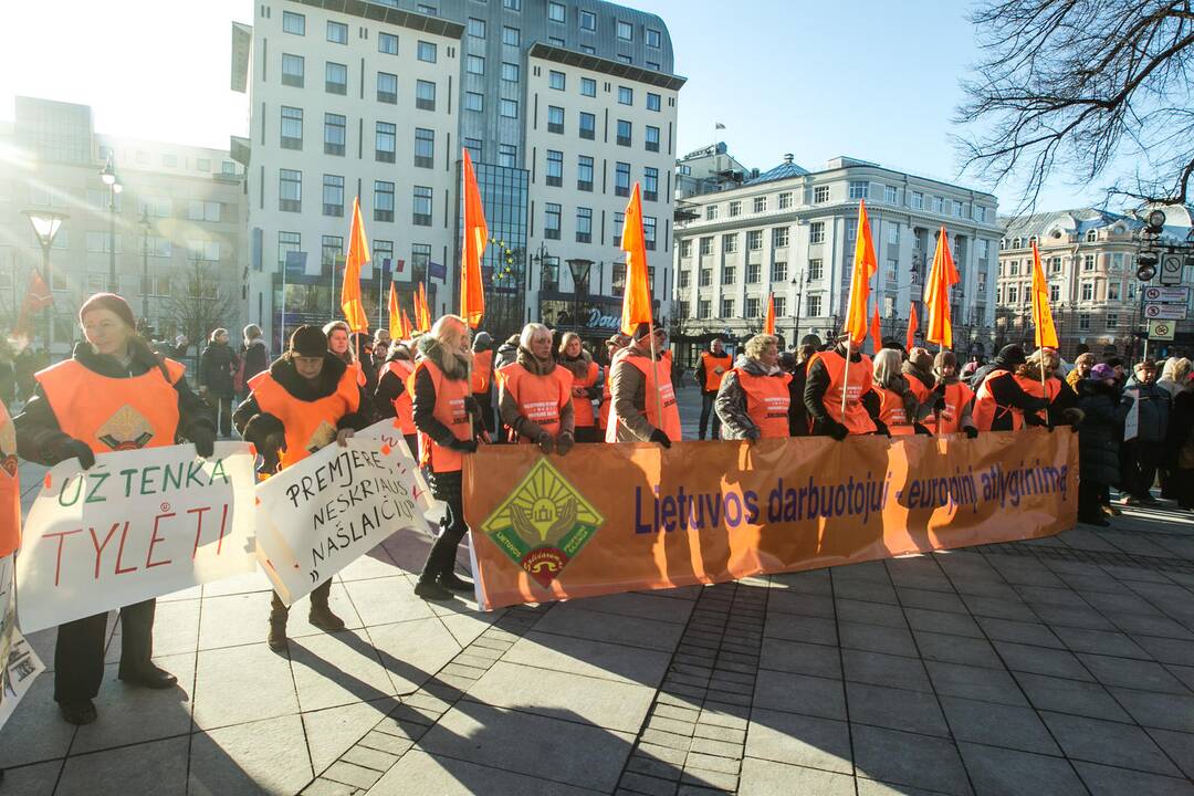 Profsąjungos mitingavo prie Vyriausybės