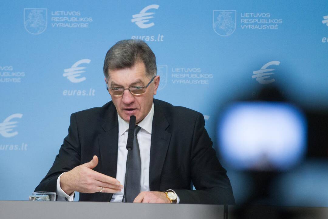 Premjeras siūlo šauktiniams kas mėnesį mokėti po 238 eurus
