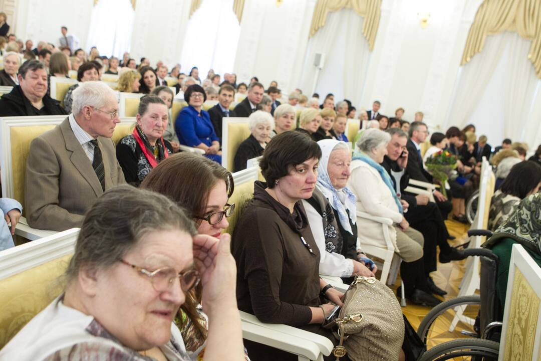 Prezidentė apdovanojo daugiavaikes mamas