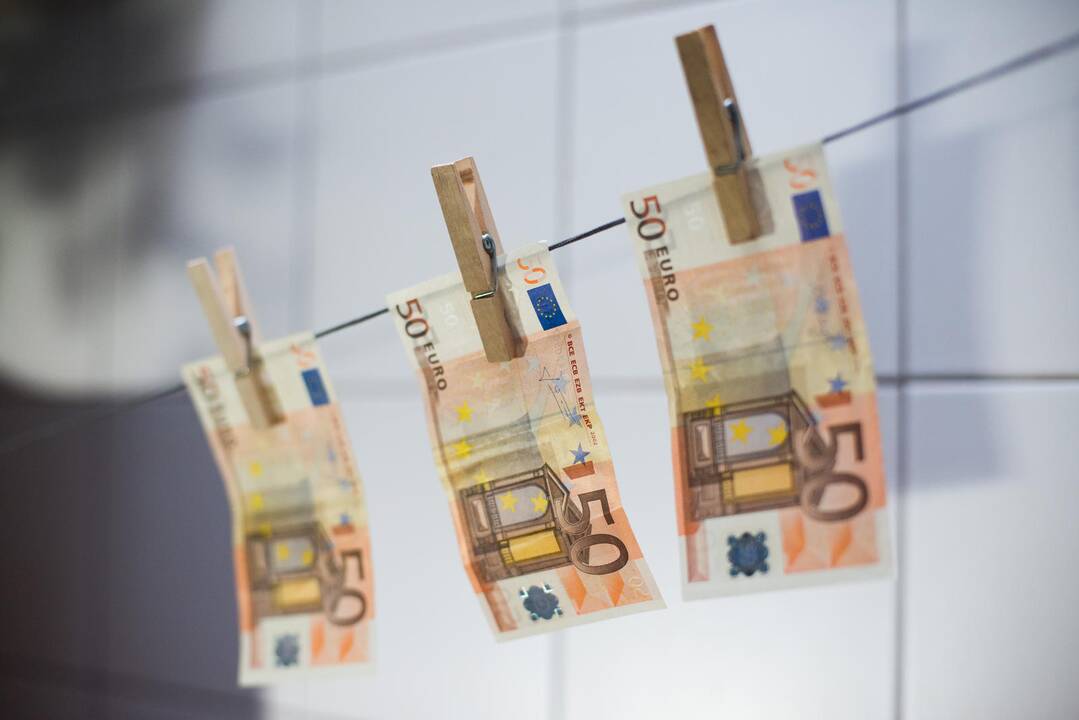 Tualetų vamzdžius užkimšo didžiulis kiekis banknotų