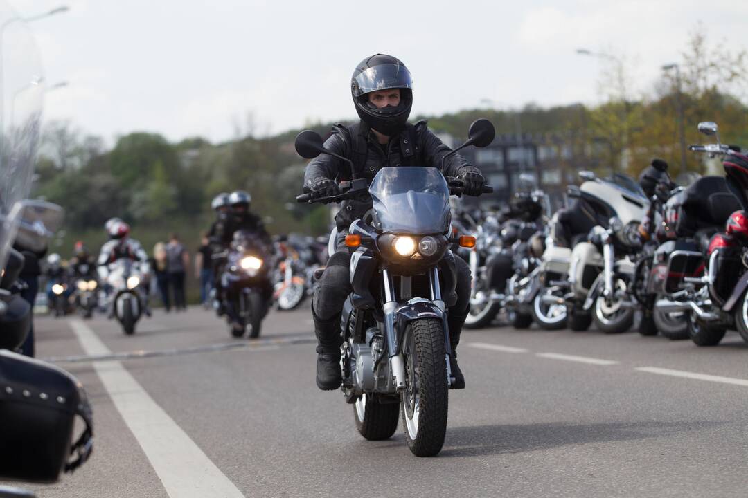 Įspėja: garsiai burzgiantiems motociklams naikinama techninė apžiūra