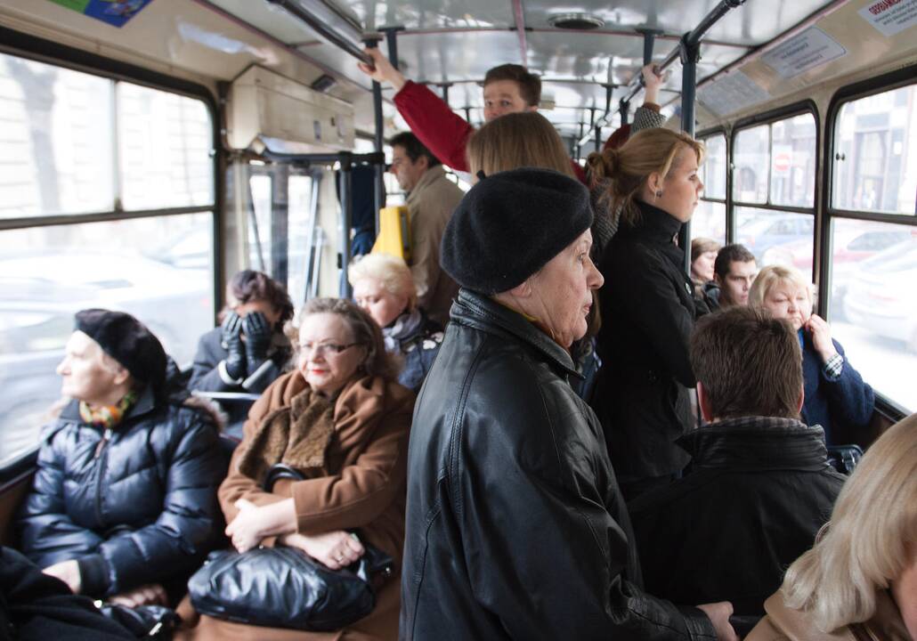 Panevėžio autobuse nukrito ir susižalojo keleivė