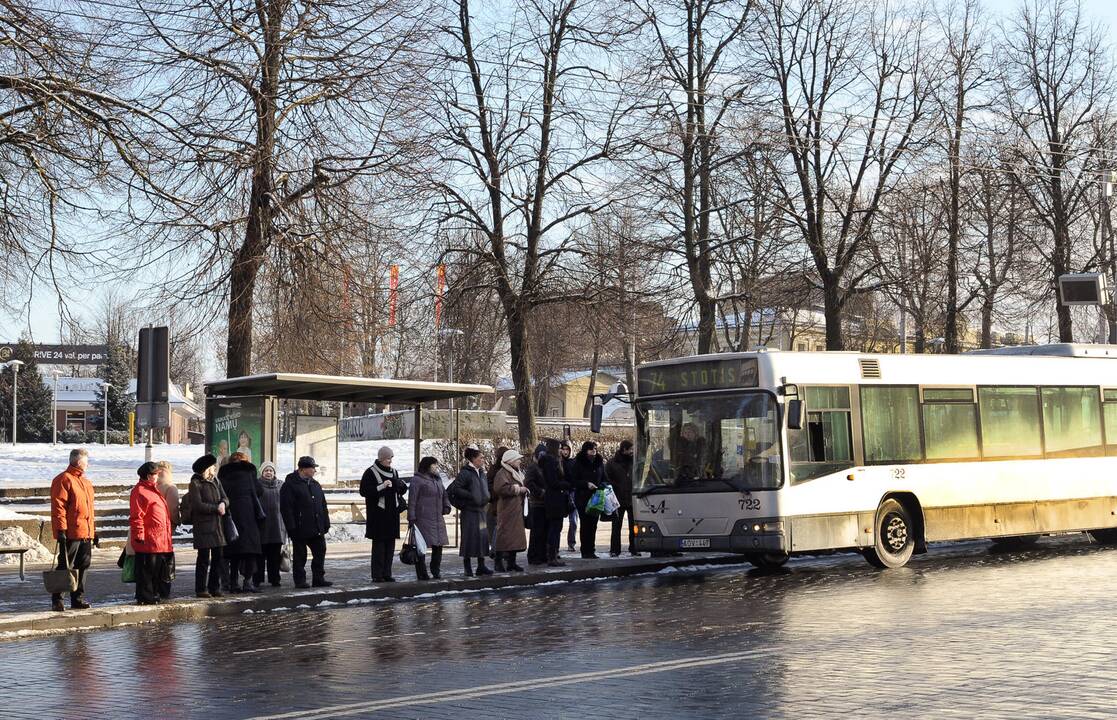 Vilniuje automobilis įvažiavo į viešojo transporto stotelę, nukentėjo žmogus