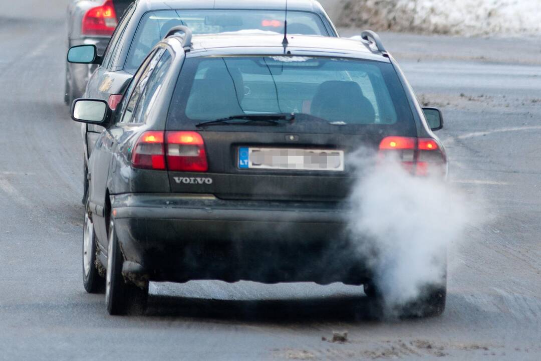 Premjeras žada NT ir taršių automobilių mokesčius