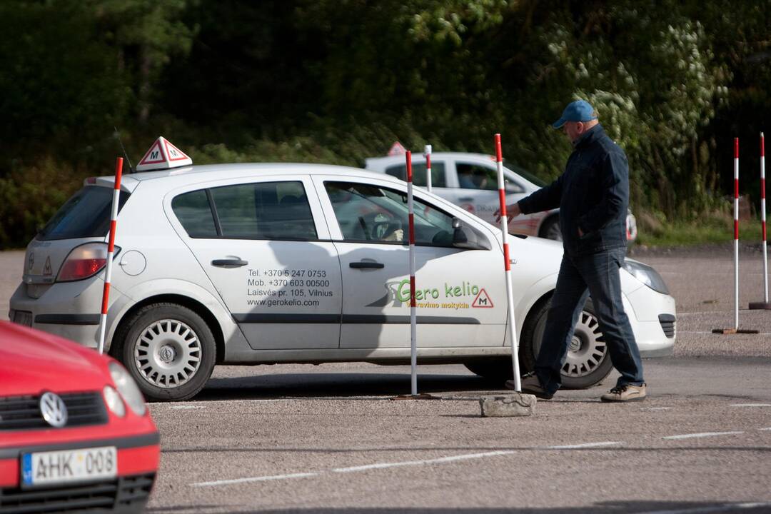 Eilės laikyti vairavimo egzaminą susidaro dėl dviejų priežasčių