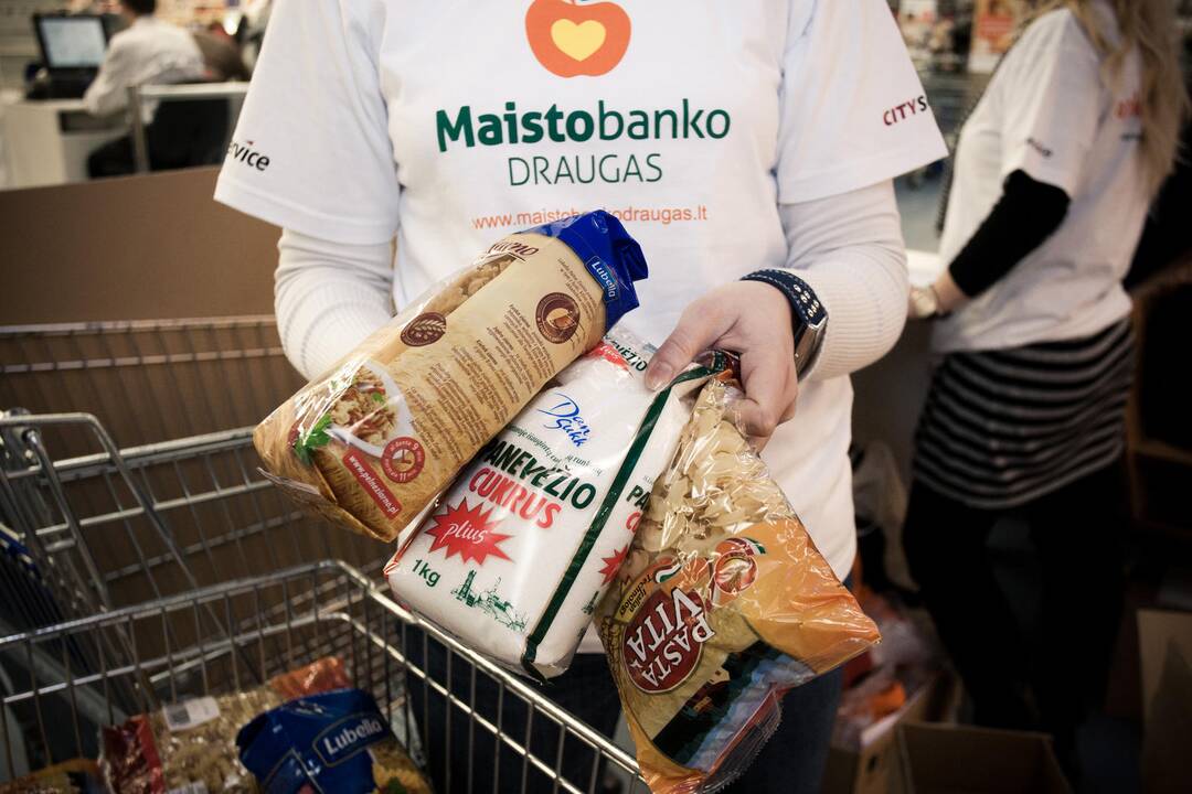 Parduotuvėse gyventojai labdarai sukrovė maisto už milijoną litų