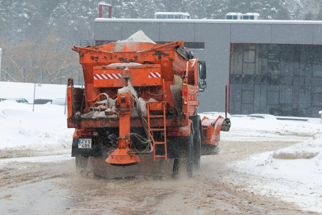 Kelininkai įspėja: eismo sąlygas sunkina vietomis susiformavusi šarma