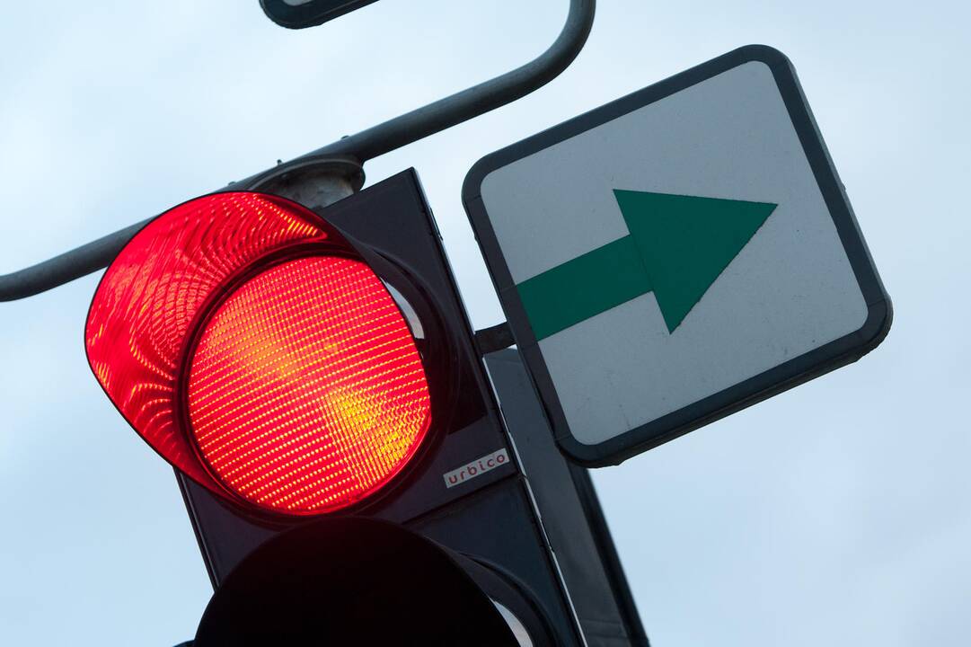 Per raudoną šviesoforo signalą važiavęs girtas vairuotojas sukėlė avariją