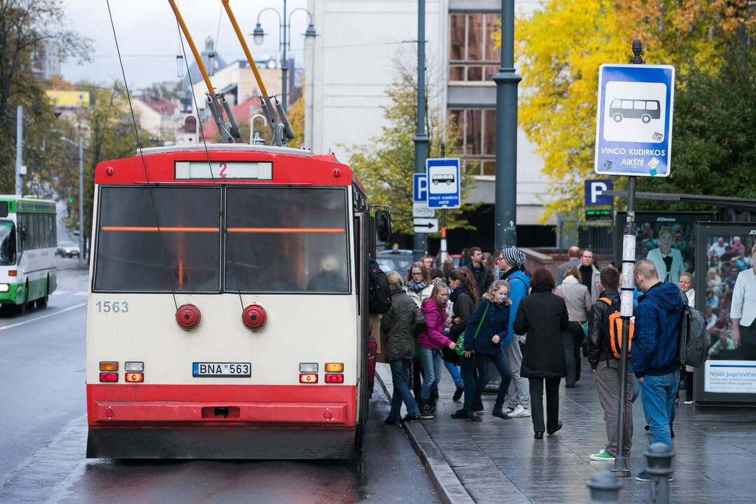 Vilniuje sutriko troleibusų eismas: kranu kliudytos linijos