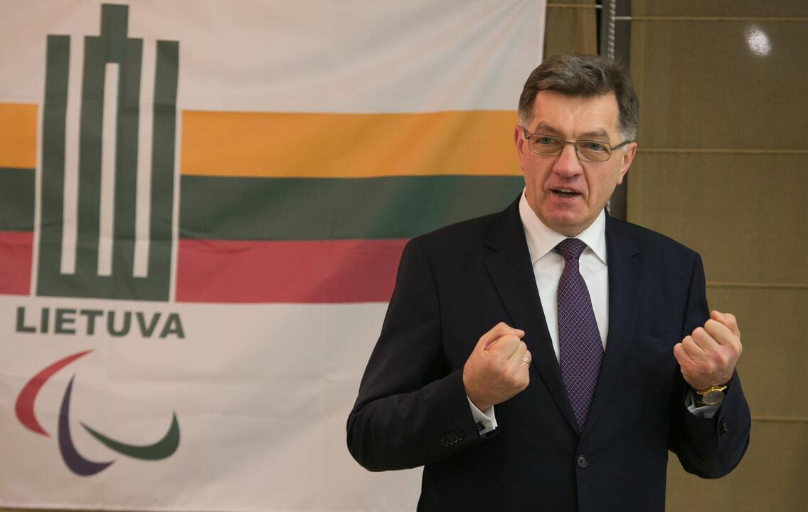 Premjeras susirūpino profesionalių karių algomis