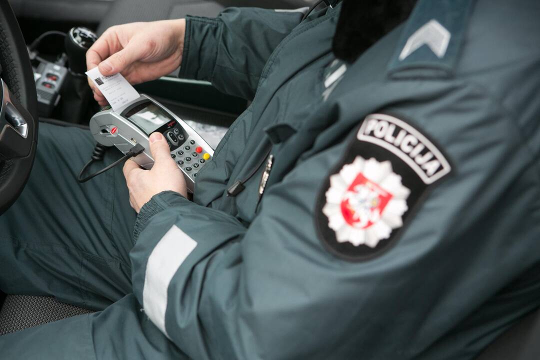 Vilniuje neblaivi moteris apgadino du automobilius ir bandė papirkti policiją