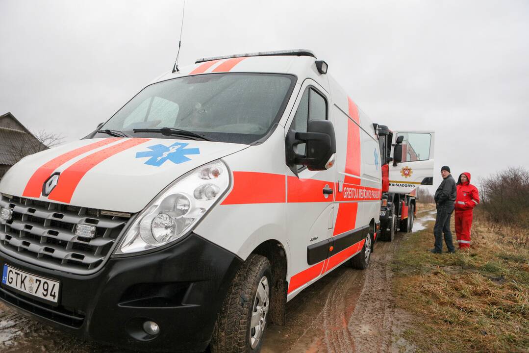 Teisių vairuoti neturintis jaunuolis sužalojo pėsčiąją: pabėgo iš įvykio vietos ir gėrė