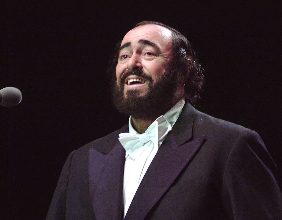1935 — gimė garsus italų operos dainininkas Luciano Pavarotti