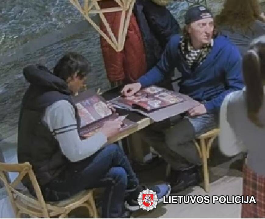 Gal atpažinsite: šie du vyrai įtariami kavinėje apvogę moterį